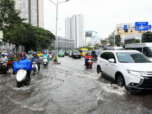 Mưa lớn mới đánh giá siêu bơm chống ngập đường Nguyễn Hữu Cảnh