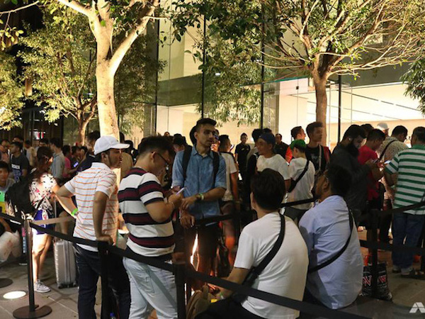 Người Việt trắng đêm chờ mua iPhone 8