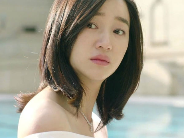 Nuốt nước mắt nắm tay chú rể đến muộn cả tiếng đồng hồ bước vào lễ đường