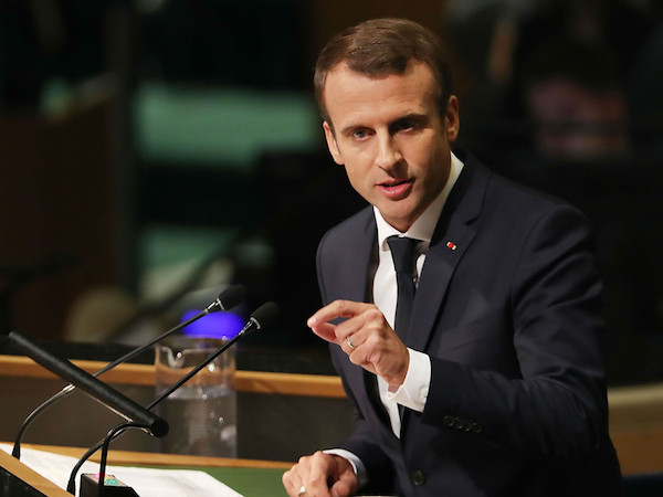 Tổng thống Macron trượt dài vì thái độ ngạo mạn, xa cách