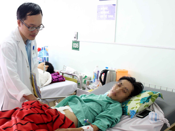 Suýt chết vì tự rút thanh gỗ găm vào bụng