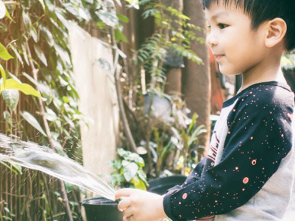 Vì sao tôi trả công cho hai con trai làm việc nhà