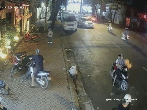Clip: Đôi nam nữ dẫn theo bé trai dàn cảnh trộm xe máy ngay trên phố