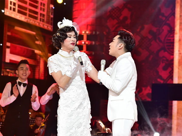 Hoài Linh làm cô dâu xinh đẹp trong live show Quang Hà