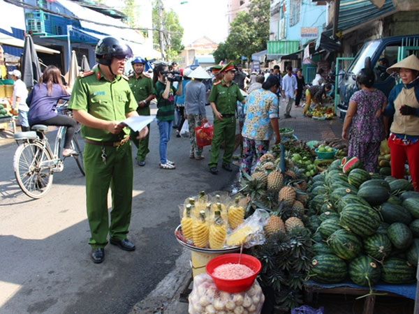 Rút dây nịt đánh công an đang xử lý lấn chiếm vỉa hè ở Sài Gòn