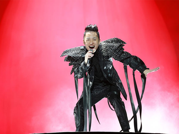 Tùng Dương không kìm được nước mắt trong live show riêng