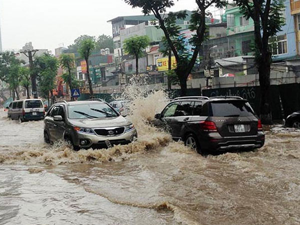 10 điều cần nhớ khi lái xe trong thời tiết mưa bão