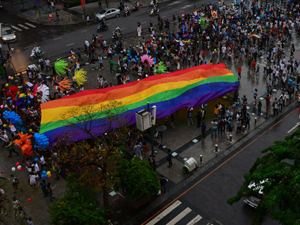 Bạn trẻ tung cờ cầu vồng LGBT trên phố đi bộ Nguyễn Huệ