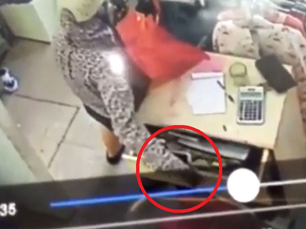 Clip: "Nữ quái" 3 lần mở ngăn tủ trộm điện thoại trong shop quần áo