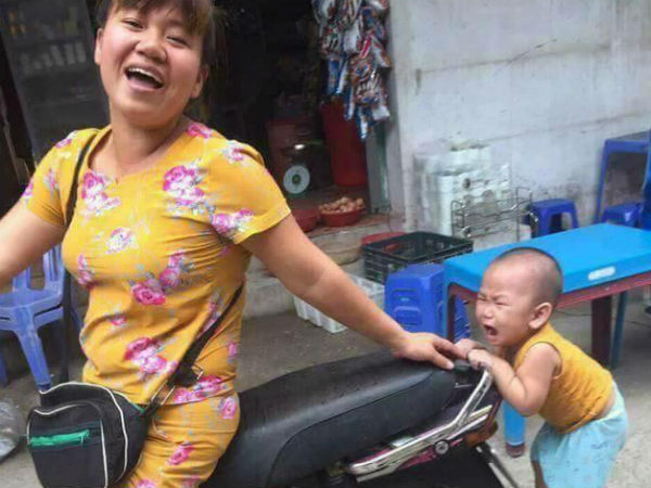 Dân mạng cười sảng khoái với em bé bám đuôi xe mẹ đòi đi chợ