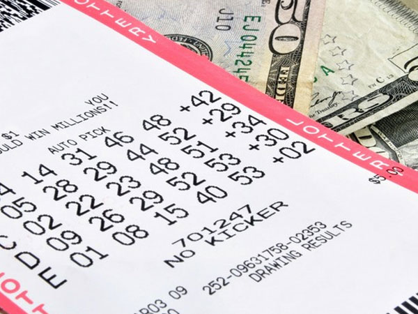 Người đàn ông trúng số hai lần trong một ngày với giải thưởng hơn 1 triệu USD