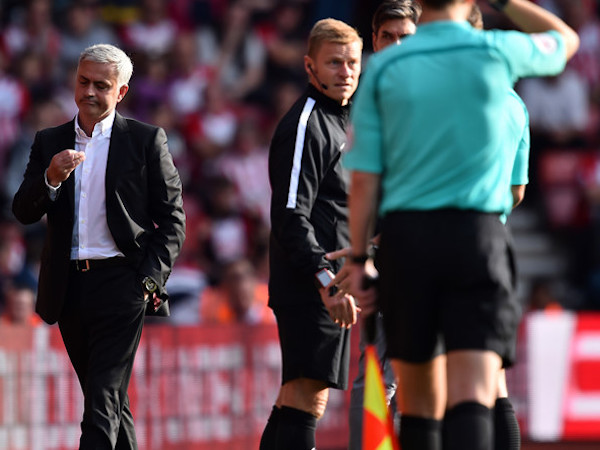 Nhận phạt thẻ đỏ nhưng HLV Mourinho có thể không bị phạt