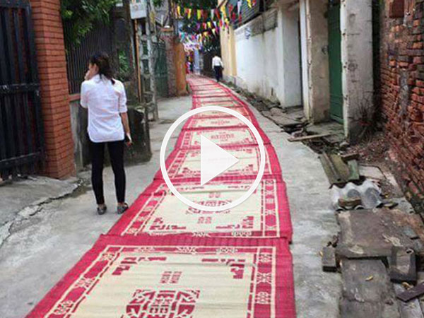 Video: Khánh thành nhà thờ ở Vĩnh Phúc, trải 70 chiếc chiếu làm thảm đỏ