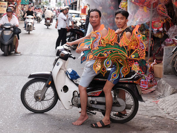 Xóm lồng đèn xưa nhất Sài Gòn vào mùa, bán hàng ngàn chiếc cho khách dịp Trung thu