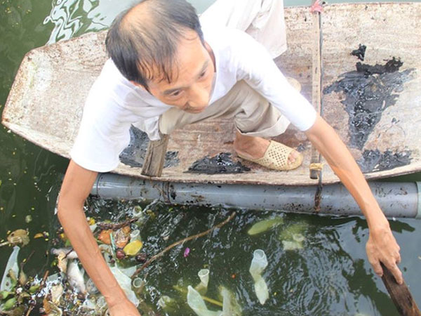 Công an điều tra vụ bao cao su nổi nhiều ở Hồ Tây