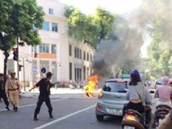 Hà Nội: Người phụ nữ bỏ đi ngay khi phát hiện xe bốc cháy