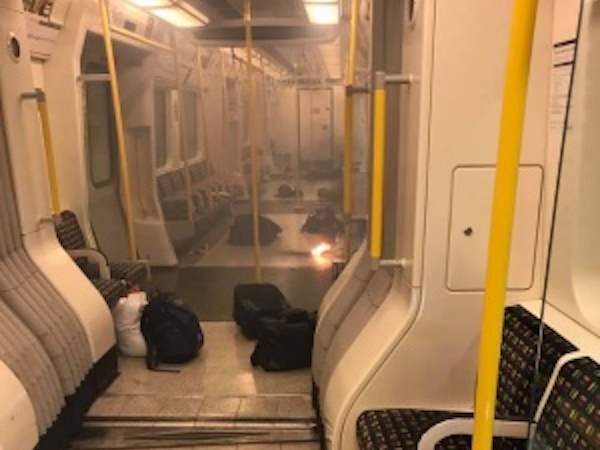 Nổ sạc điện thoại trên tàu điện ngầm London, hành khách tưởng bom