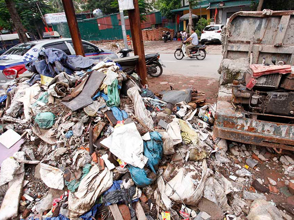Rác thải ngổn ngang khắp ngõ ngách Thủ đô