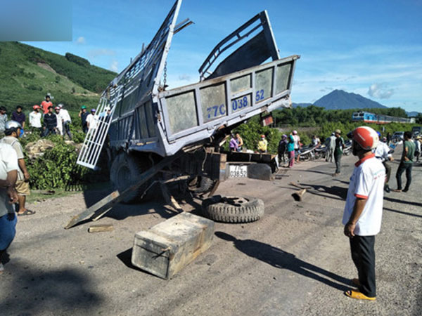 Tàu hỏa húc văng xe tải, tài xế bị thương nặng