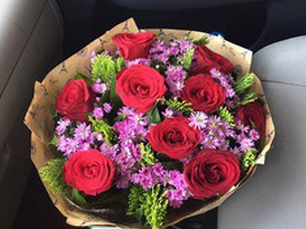 Chẳng ai hiểu vì sao người chồng này mua hoa tặng sinh nhật vợ cũ, lời giải thích của anh khiến ai cũng tâm đắc