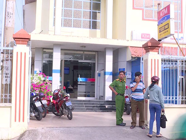 Dùng súng, bịt mặt xông vào cướp ngân hàng ở Vĩnh Long
