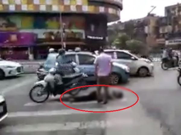 Hà Nội: Đôi nam nữ điều khiển xe máy tông cụ ông tử vong rồi bỏ chạy