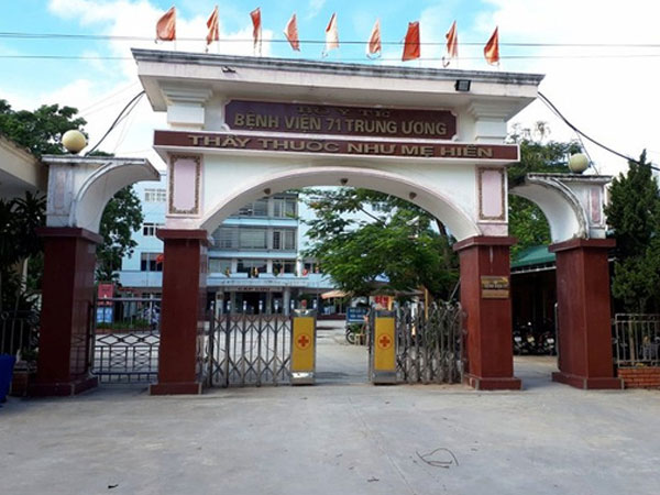 Nam điều dưỡng treo cổ tại nhà để oxy bệnh viện
