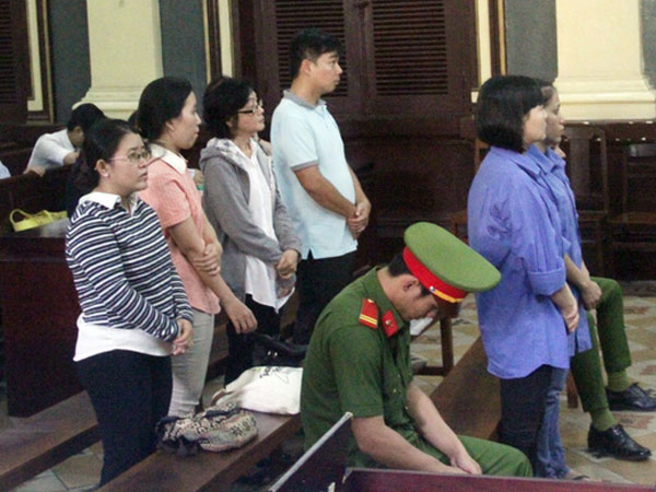 Nhân viên ngân hàng tự tất toán sổ tiết kiệm của khách chiếm đoạt tiền tỷ