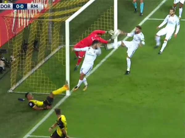 Ramos thừa nhận chạm tay vào bóng trong vòng cấm