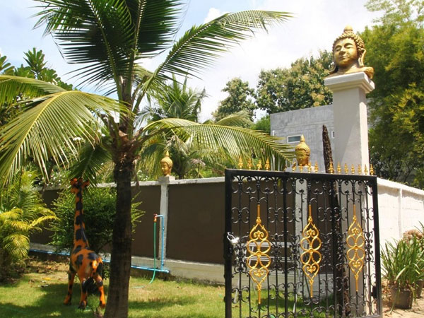 Trang trí hàng rào bằng đầu tượng Đức Phật gây phẫn nộ
