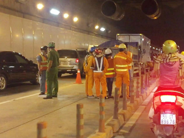 5 xe tông liên hoàn trong hầm Thủ Thiêm, giao thông ùn tắc
