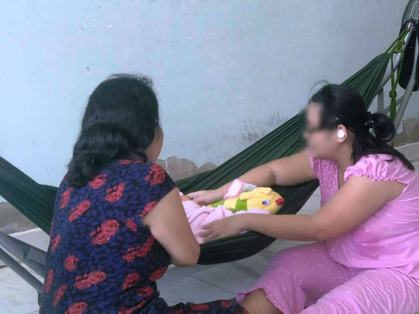 Bé gái 16 tuổi bị anh rể dùng vũ lực để hiếp dâm đã sinh con gái được 10 ngày tuổi