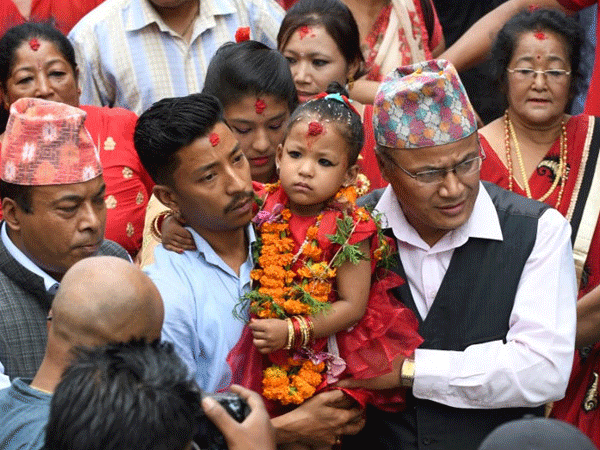 Bé gái 3 tuổi trở thành "nữ thần sống" ở Nepal