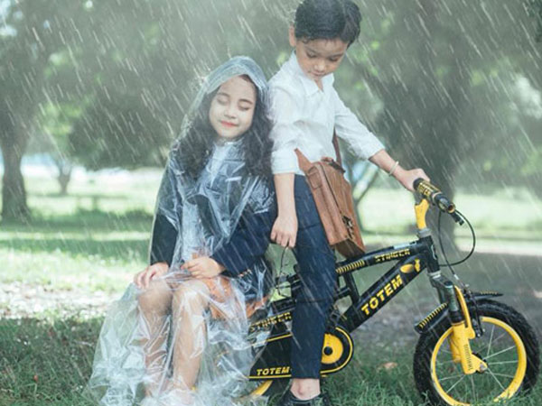 Bộ ảnh "Em gái mưa" phiên bản nhí khiến cư dân mạng bị "hạ gục" hoàn toàn