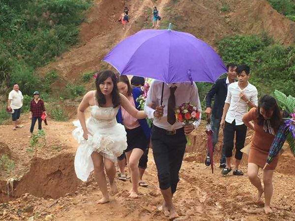 Cô dâu chân trần lội bùn, vượt đường đồi núi về nhà chồng