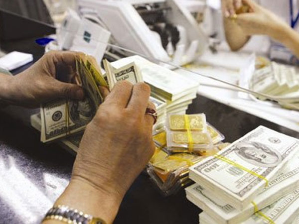 Đồng USD mạnh lên, giá vàng sụt giảm mạnh