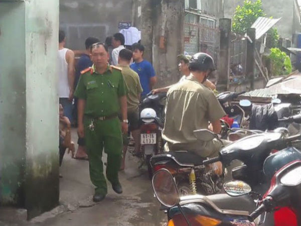 Gọi chồng dậy đi làm thì phát hiện cơ thể tím tái dưới nền nhà, vợ la hét cầu cứu