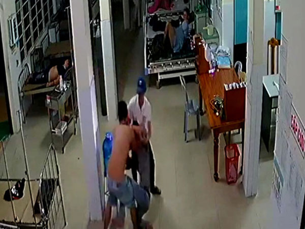 Nhóm thanh niên hỗn chiến, đập phá trung tâm y tế