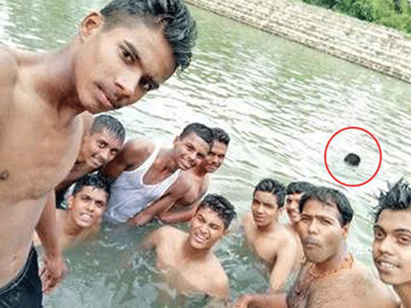Nhóm thanh niên mải wefie không để ý bạn bị chết đuối phía sau