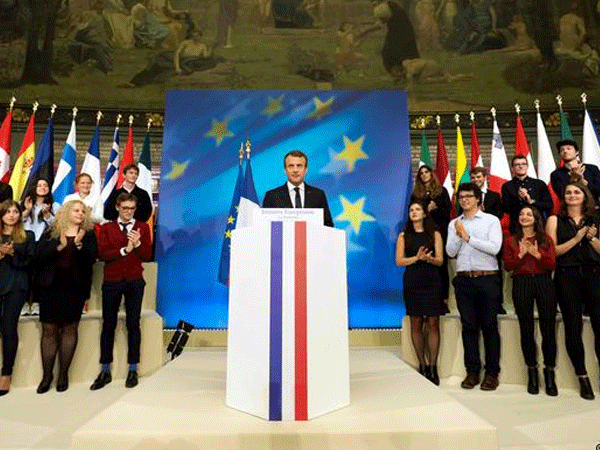Ông Macron liệu có thể soán ngôi thủ lĩnh của bà Merkel ở châu Âu?