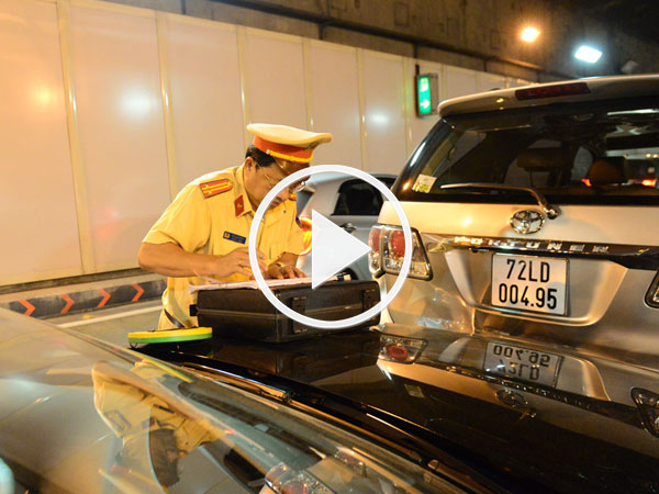 Video: 5 ôtô đâm liên hoàn trong hầm Thủ Thiêm, kẹt xe nghiêm trọng