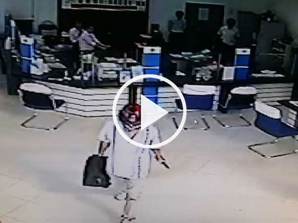 Video tên cướp cầm súng xông vào ngân hàng ở Vĩnh Long