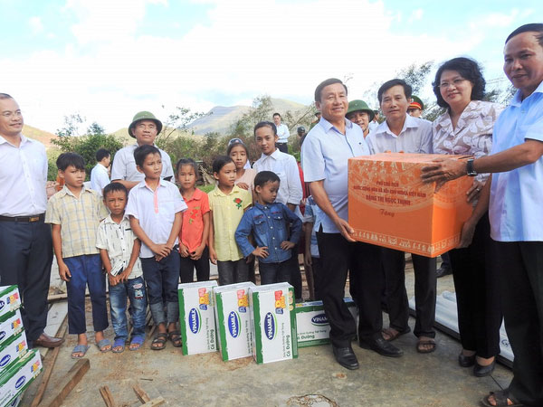 Vinamilk cùng hơn 110 ngàn ly sữa cứu trợ trẻ em vùng lũ tại Hà Tĩnh và Quảng Bình