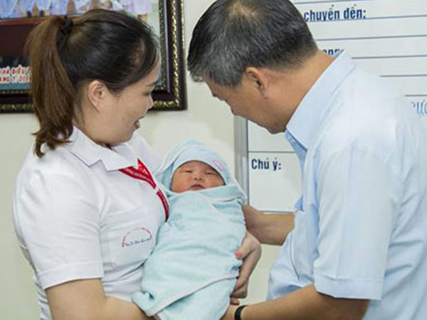 Bé trai bị bỏ rơi ở Viện Huyết học được nhiều người xin nuôi