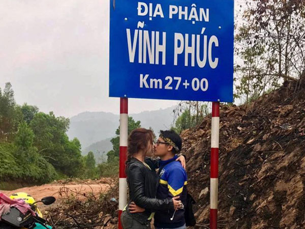 Cặp đôi "hôn nhau trên từng cây số": Đi xuyên Việt, đến đâu cũng chỉ chụp đúng 1 kiểu ảnh