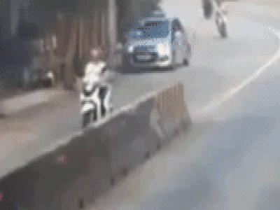 Clip: Mở cửa bất cẩn khiến đôi nam nữ chạy xe máy ngã nhào ra đường, tài xế taxi lái xe bỏ chạy