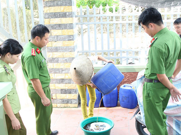 Hà Nam: Hơn 100 lít rượu ba kích, ngô, táo méo làm từ phẩm màu và methanol