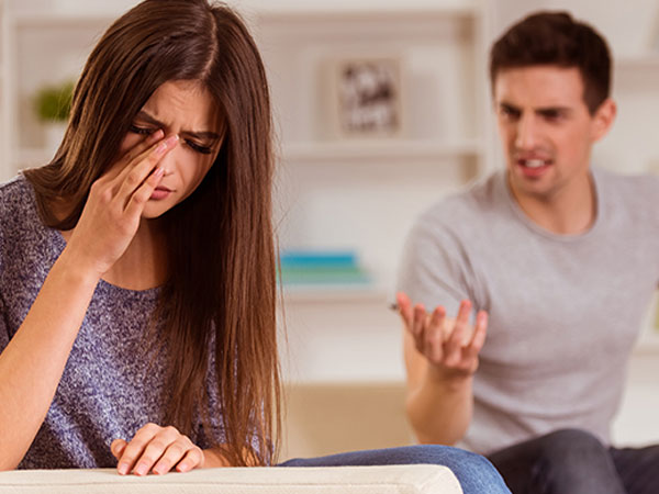 Khi tôi nằm trong phòng sinh đau đớn, chồng tôi vẫn đang bận đưa bạn thân đi thử áo cưới