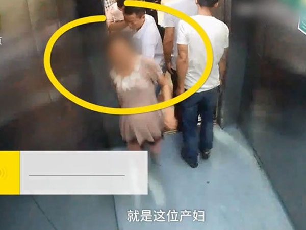 Không kịp vào phòng sinh, bà bầu "vượt cạn" trong thang máy