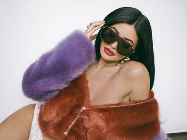 Kylie Jenner tung bộ ảnh gợi cảm giữa tin vui bầu bí
